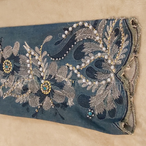 Floral embroidery, pearls, and rhinestone embellishments Flare Jeans Womens 30 - Picture 14 of 14